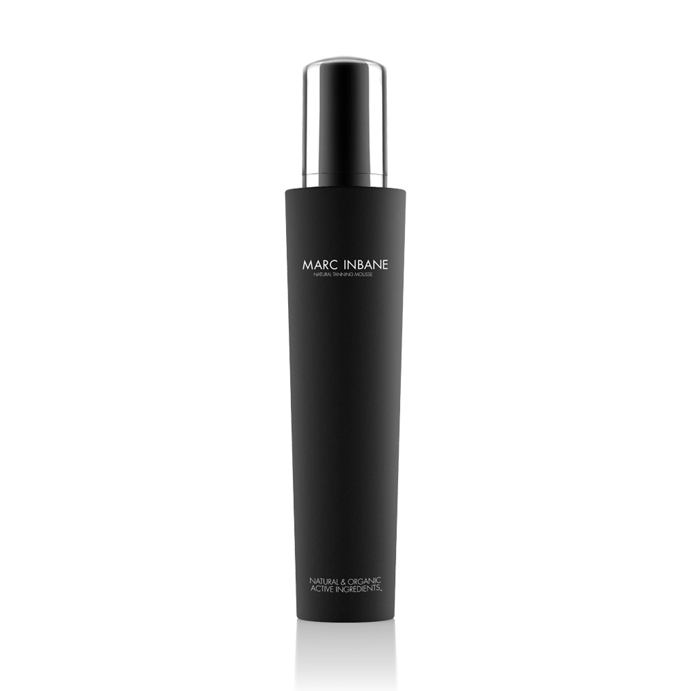 Produktbild av Marc Inbane Natural Tanning Mousse i svart flaska med silverdetalj, brun utan sol med naturliga och organiska ingredienser.