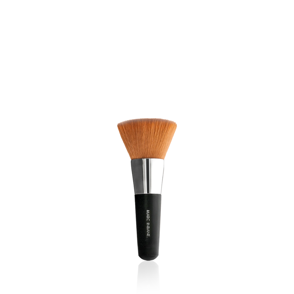 Produktbild på Marc Inbane Kabuki Brush med svarta handtag och täta borst.