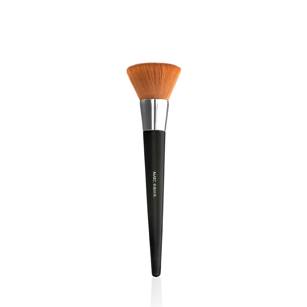 Marc Inbane Powder Brush – puderborste med svart handtag och täta, mjuka borst.
