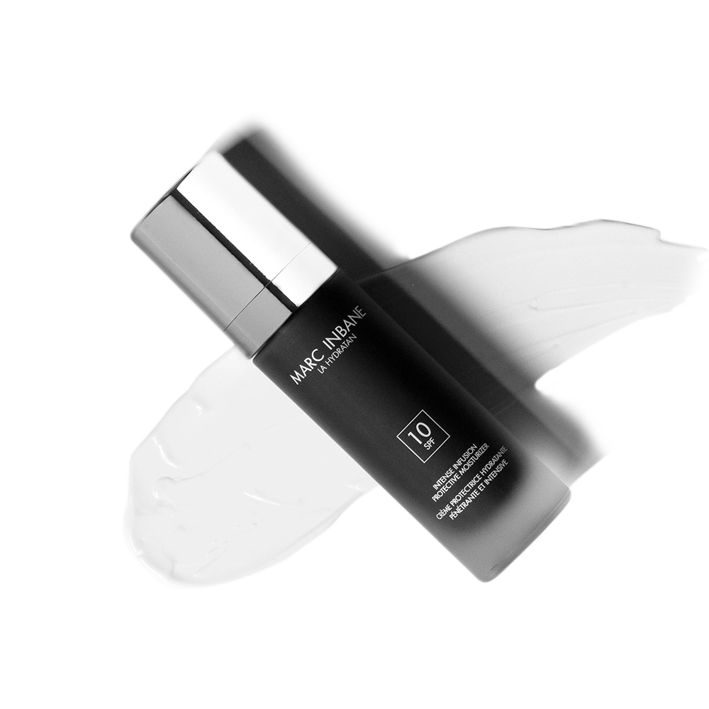 Marc Inbane La Hydratan SPF 10 fuktgivande dagkräm med silvrig pumpflaska liggande på vit bakgrund med krämtextur.