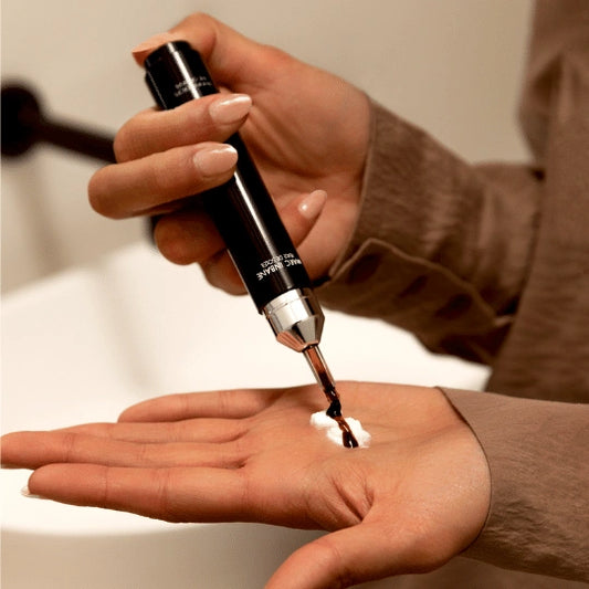 Marc Inbane Perle de Soleil tanning drops blandas med dagkräm i handflatan för skräddarsydd brun-utan-sol effekt.