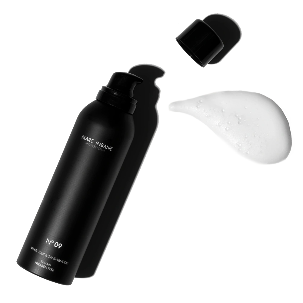 Marc Inbane Shower Foam N°09 – svart flaska placerad bredvid vitt duschskum.
