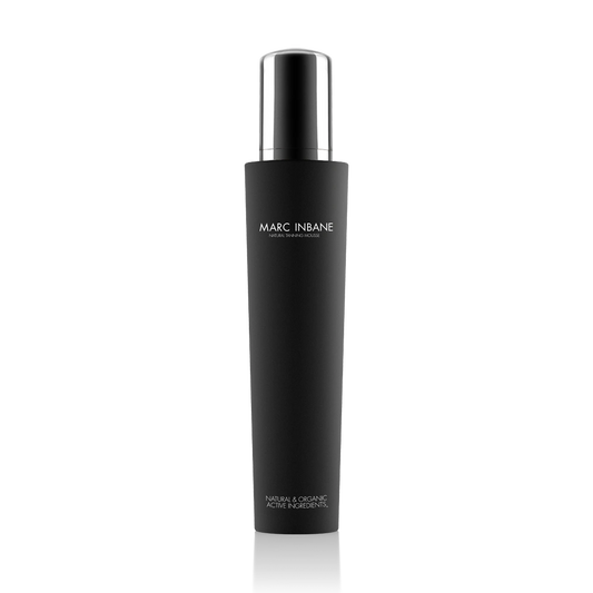 Produktbild av Marc Inbane Natural Tanning Mousse i svart flaska med silverdetalj, brun utan sol med naturliga och organiska ingredienser.