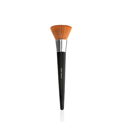 Marc Inbane Powder Brush – puderborste med svart handtag och täta, mjuka borst.