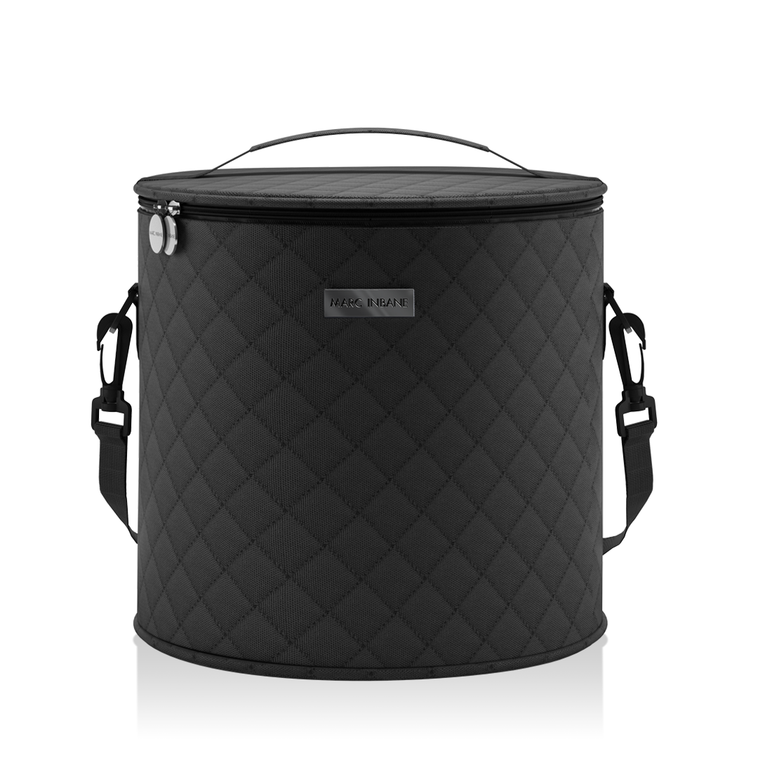Marc Inbane Cooler Bag i svart med quiltat mönster och bärhandtag, designad för att praktiskt förvara och transportera produkter för self tanning.