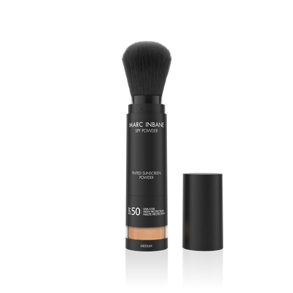 Marc Inbane SPF Powder Medium – solskyddspuder SPF50 med mineralfilter och inbyggd borste för smidig applicering.