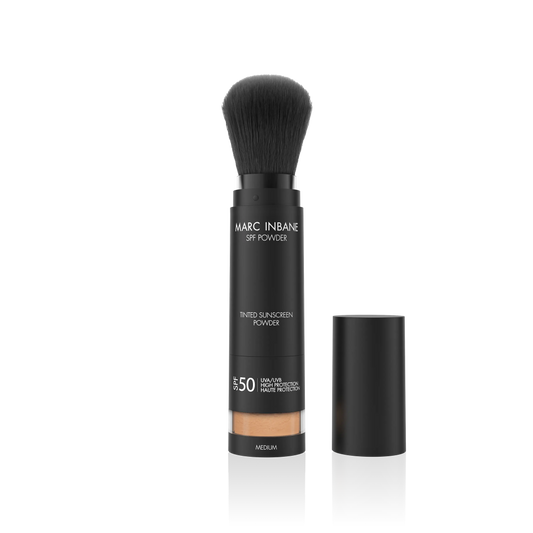 Marc Inbane SPF Powder Medium – solskyddspuder SPF50 med mineralfilter och inbyggd borste för smidig applicering.