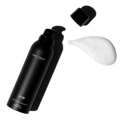 Marc Inbane Shower Foam N°09 – svart flaska placerad bredvid vitt duschskum.