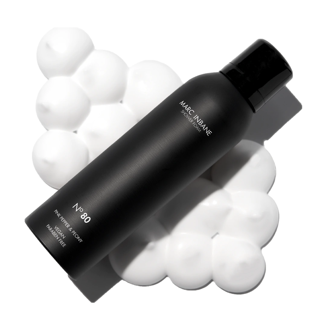 Marc Inbane Shower Foam N°80 placerad ovanpå vitt duschskum – duschtvål med doft av pink pepper och pion.