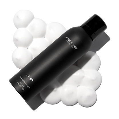 Marc Inbane Shower Foam N°80 placerad ovanpå vitt duschskum – duschtvål med doft av pink pepper och pion.