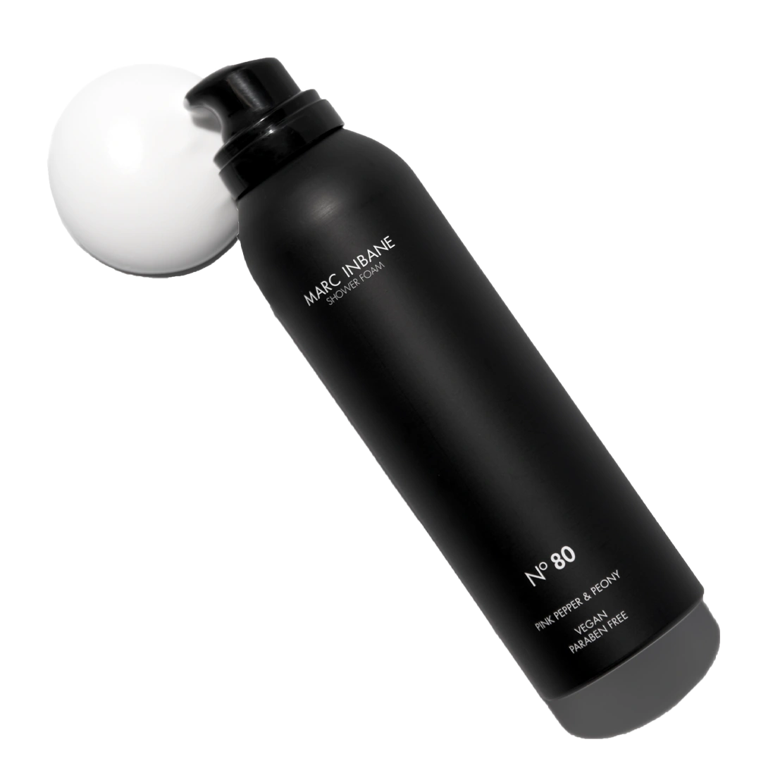 Marc Inbane Shower Foam N°80 flaska med vitt skum som tryckts ut från pumpen.