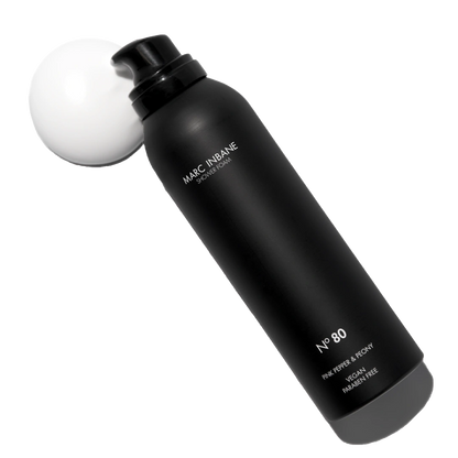 Marc Inbane Shower Foam N°80 flaska med vitt skum som tryckts ut från pumpen.